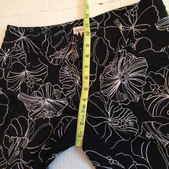 Cache Bermuda Black White Flowers Shorts - Picture 4 of 10
